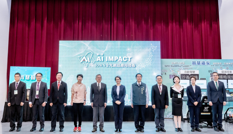 圖左至右分別為鈺登科技總經理劉明壽、台灣恩悌悌系統執行長廖宇、中華電信董事長簡志誠、立法委員陳亭妃、行政院政務委員吳誠文、副總統蕭美琴、台南市市長黃偉哲、國發會副主委詹方冠、數發部次長楊佳玲、台南市副市長趙卿惠、國研院院長蔡宏營。（中華電信提供）