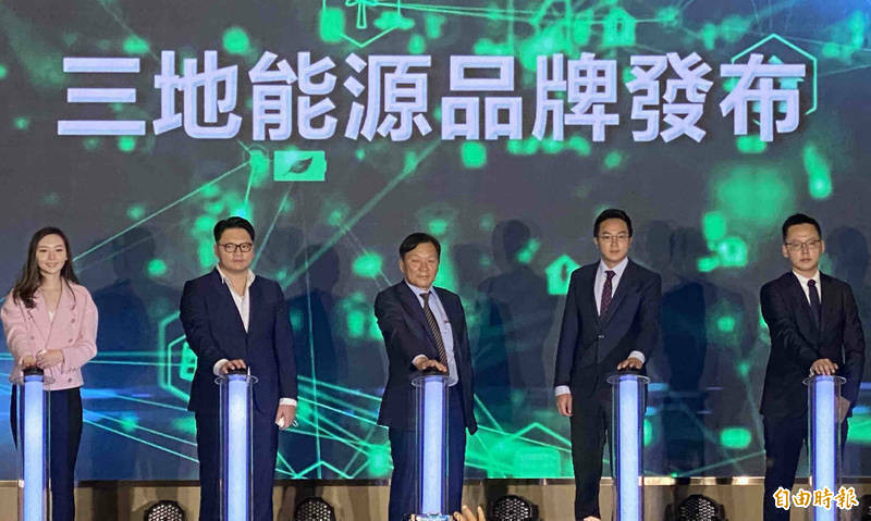 三地集團前董座鍾嘉村（中）涉案被調查，持有公司股票的友人上演「大逃殺」被檢方查出違反證交法起訴。（資料照）