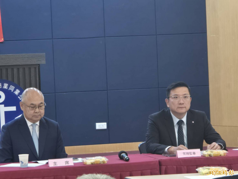 圖右為陽明海運董事長蔡豐明。（記者王憶紅攝）