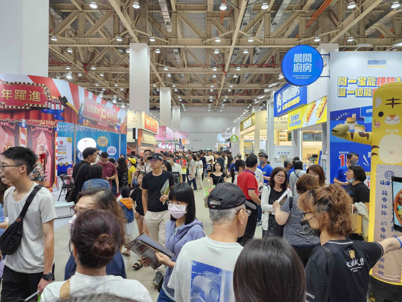 AI開店時代來了！無人商店、自動炒菜機現身台中加盟展