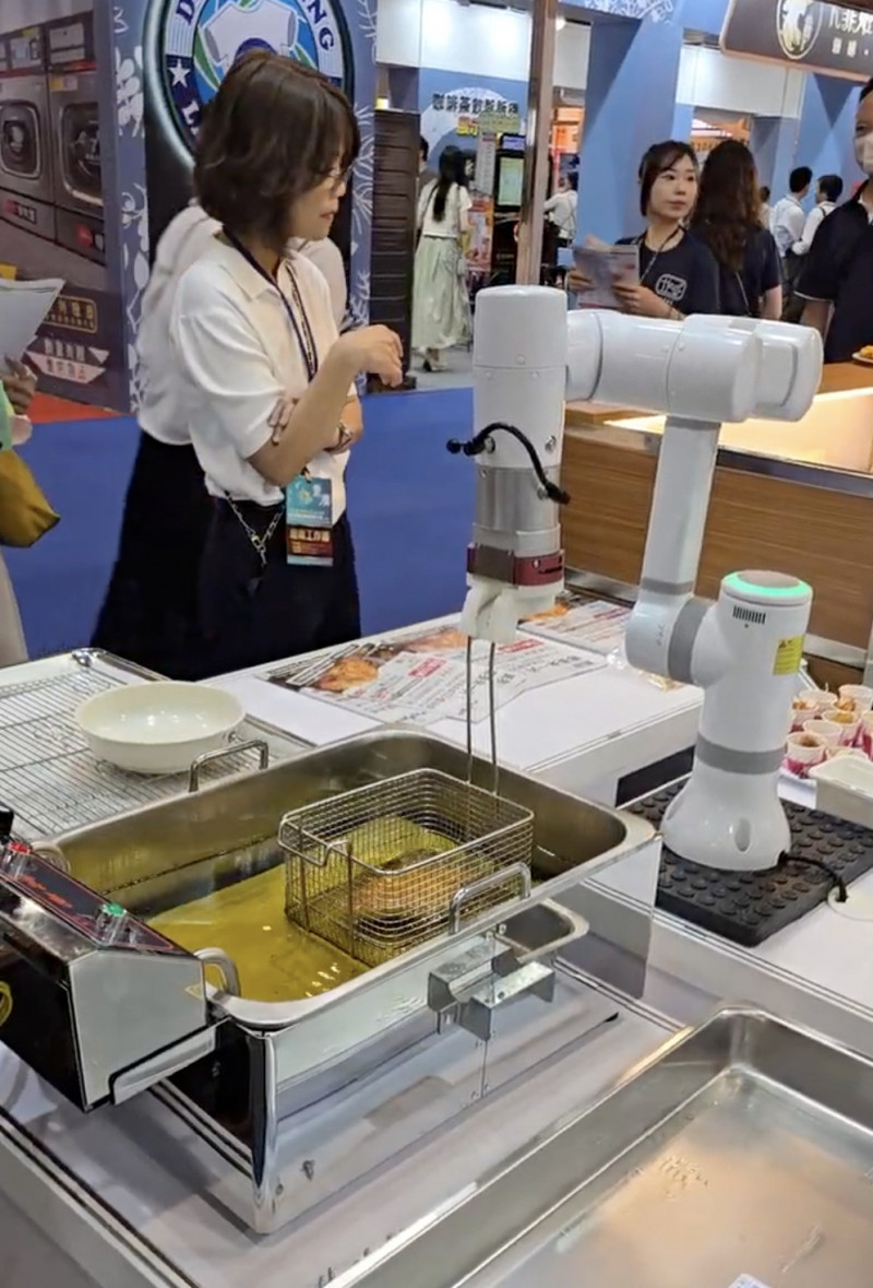 鷄排店使用機械手臂炸雞。（台灣連鎖加盟促進協會提供）