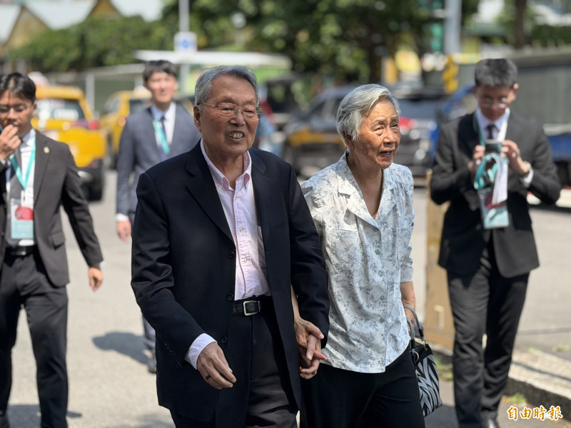富邦集團董事長蔡明忠、台新新光金控董事長吳東亮、新光人壽前董事長吳東進、台玻總裁林伯實、宏碁創辦人施振榮伉儷（如圖）、生華科董事長胡定吾都出席盛會。（記者楊雅民攝）