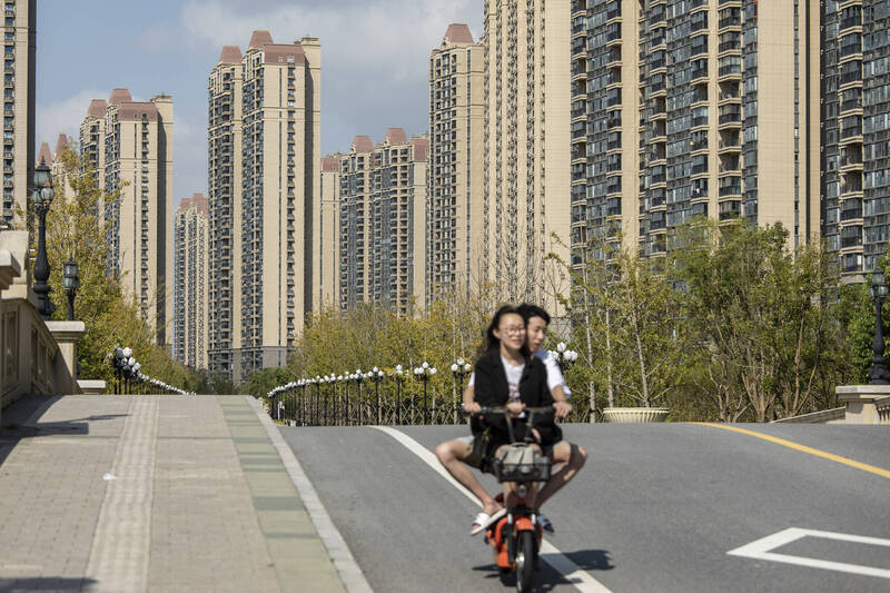 隨著中國債務驅動型房地產市場泡沫破裂，恆大海上威尼斯度假區的公寓宛如一座鬼城。（彭博資料照）