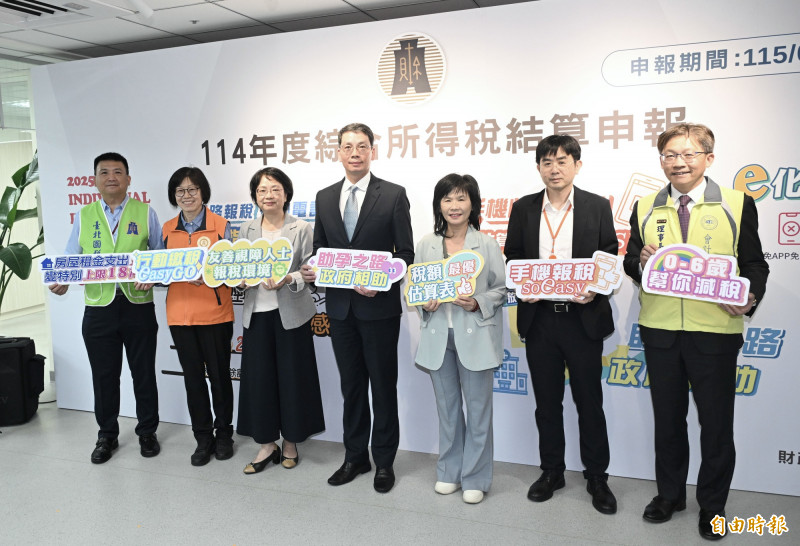 報稅季起跑，財政部次長陳勇勝（右四）4日視察國稅局中正分局，了解報稅情況。（記者羅沛德攝）