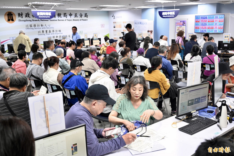 圖輯》臨櫃報稅開放首日 各地區國稅局湧現人潮