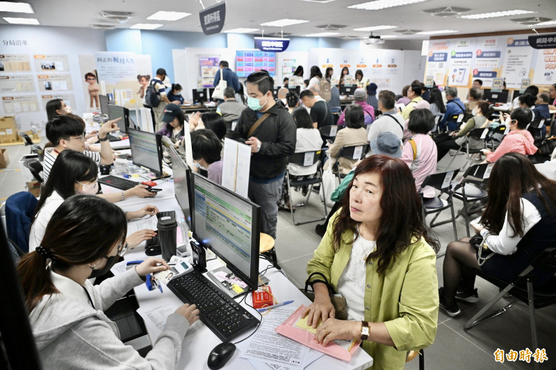 各地區國稅局湧現人潮。（記者羅沛德攝）