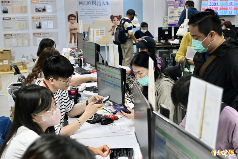 民眾湧入國稅局報稅。（記者羅沛德攝）