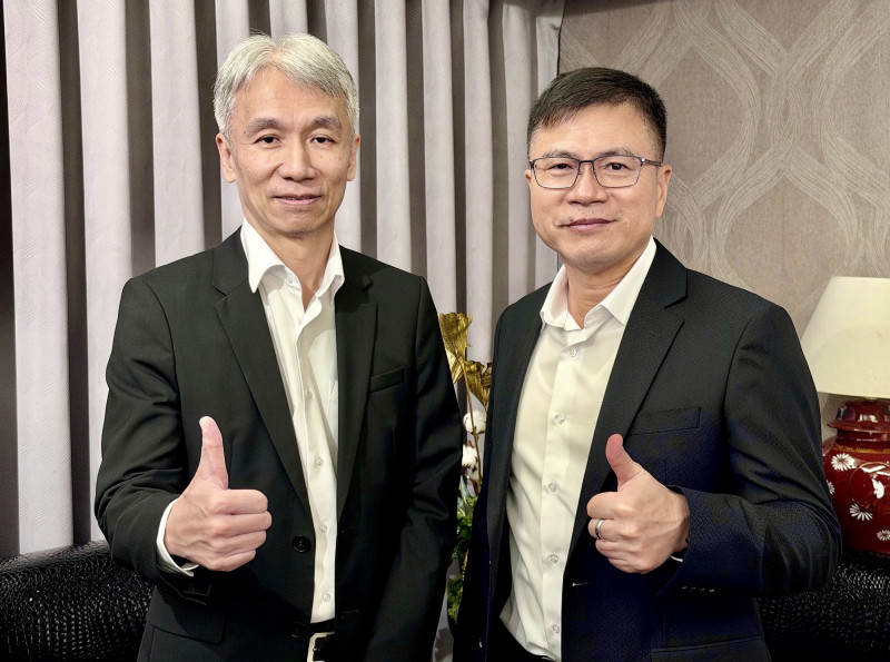 維田董事長李傳德（右起）、總經理劉則瑩看好公司2026年營運、獲利強勁成長。（記者方韋傑攝）