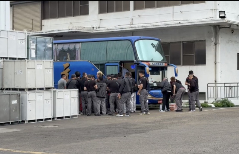 普利司通今宣布在台啟動業務轉型，今起停止新竹廠生產作業，員工們一早不發一語，由12輛遊覽車載到他處進行協商。（記者廖雪茹攝）