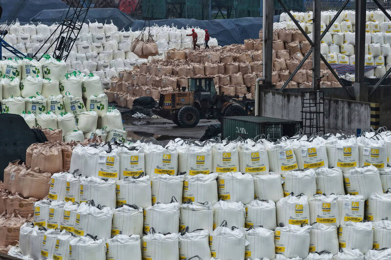 伊朗戰爭持續延燒 全球最常用的化學品陷供應問題