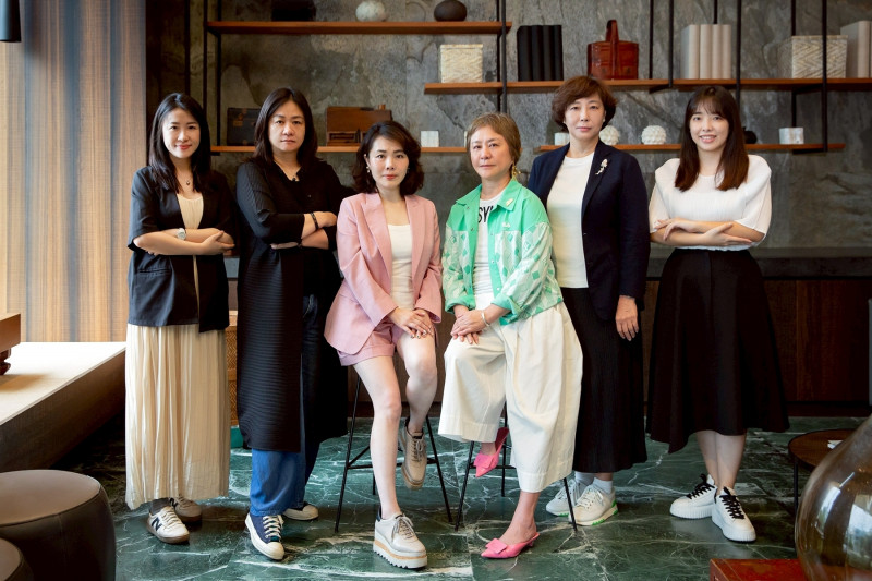 承億酒店董事長戴淑玲（右三）將接任董事長，總經理洪若宸（左三）升任副董。（承億提供）