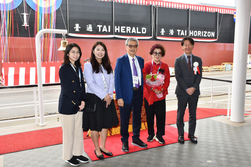 交船典禮由董事長劉文慶（圖中）親自主持，邀請董事長夫人林惠貞（右二）擔任命名擲瓶人，公司董事、Makita株式會社槙田裕社長及租家Louis Dreyfus Company代表Mr. Alistair Claridge等合影。（台航提供）