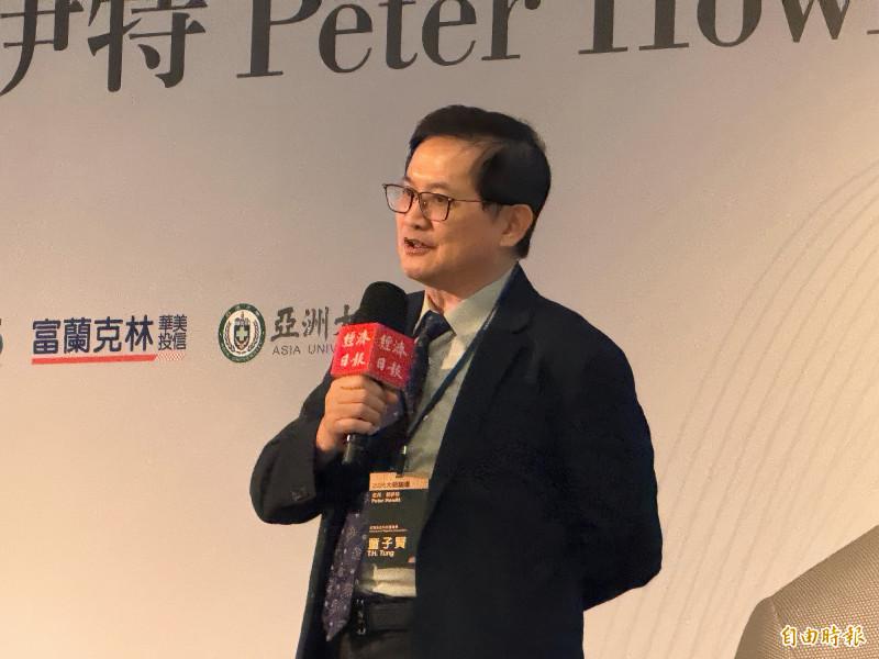 童子賢今日出席論壇活動，在場邊接受媒體聯訪時，談到台積電地位短期內難以被撼動。（記者方韋傑攝）