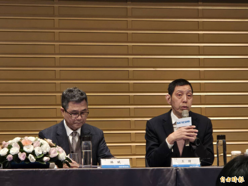 圖右為中磊董事長王煒。（記者王憶紅攝）