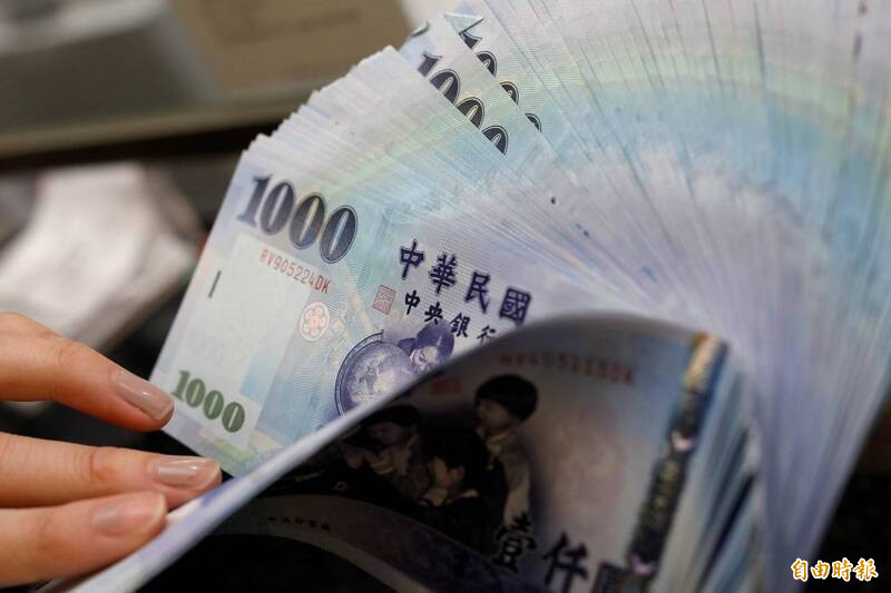 由於外資四連賣、股匯齊跌，最新統計，新台幣貶破31.5元關卡，貶值2.6分。（記者王孟倫攝）