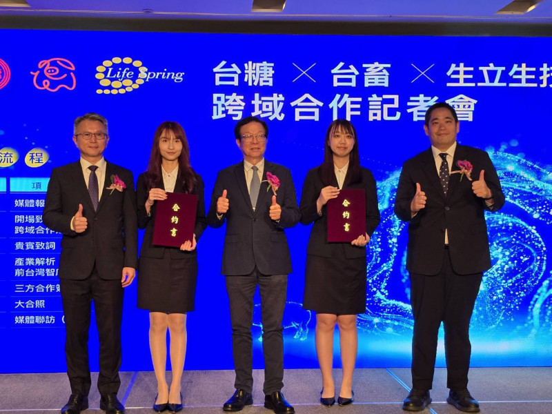 台糖、台畜、生立生技三方跨域合作，推動國內畜牧業高值化。圖右一為台畜董事長張華欣、左三為台糖董事長吳昌明、左一為生立生技董事長蔡國田。（記者陳永吉攝）