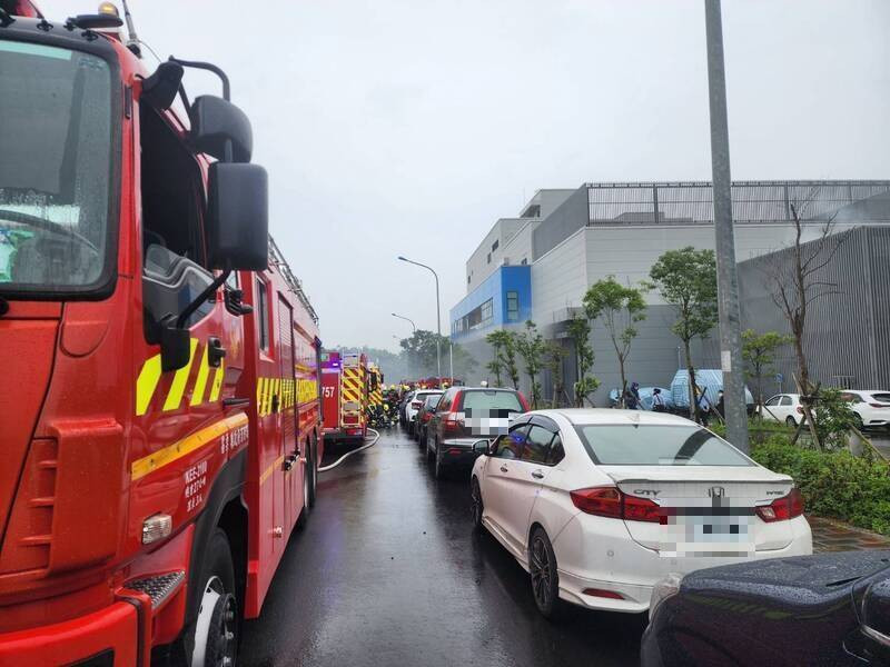民眾指出國家儲能系統檢測中心冒出濃煙，經濟部標準局說明，此次檢測是在執行大型燃燒測試，執行前已通知消防單位，依標準作業程序啟動安全監控及排煙處置機制。（民眾提供）