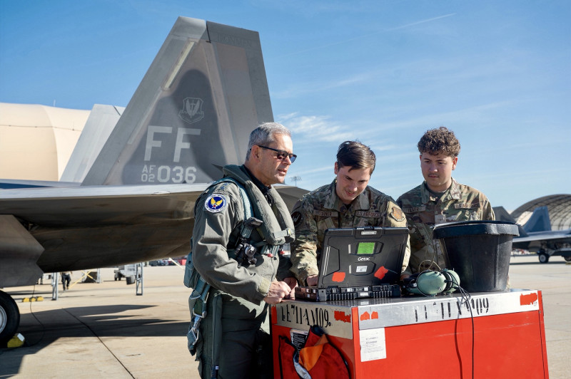 美國空軍參謀長威爾斯巴赫（左1）先前視察F-22戰機執行飛行任務時，現場維保場域也出現神基旗下強固機皇V110。（圖取自United States Air Force官網）