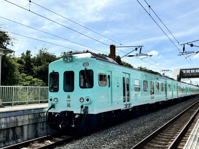 觀光列車海風號成為雄獅面試場域。（雄獅提供）
