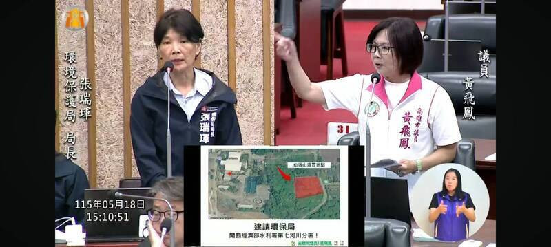 高市議員黃飛鳳痛斥竹寮取水站旁兩座垃圾山堆置五年沒人處理，指責七河局怠惰、質問司法單位在幹嘛。（記者王榮祥翻攝）
