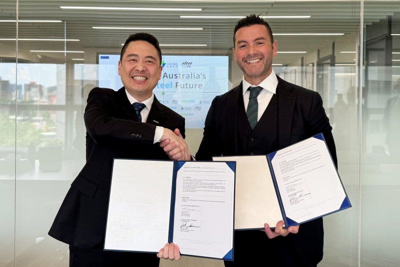 泓德能源旗下ZEBRE平台與澳洲綠鋼公司簽署MOU。左起泓德能源董事長謝源一、Greensteel Australia執行董事長暨執行長Romany Ibrahim。（業者提供）
