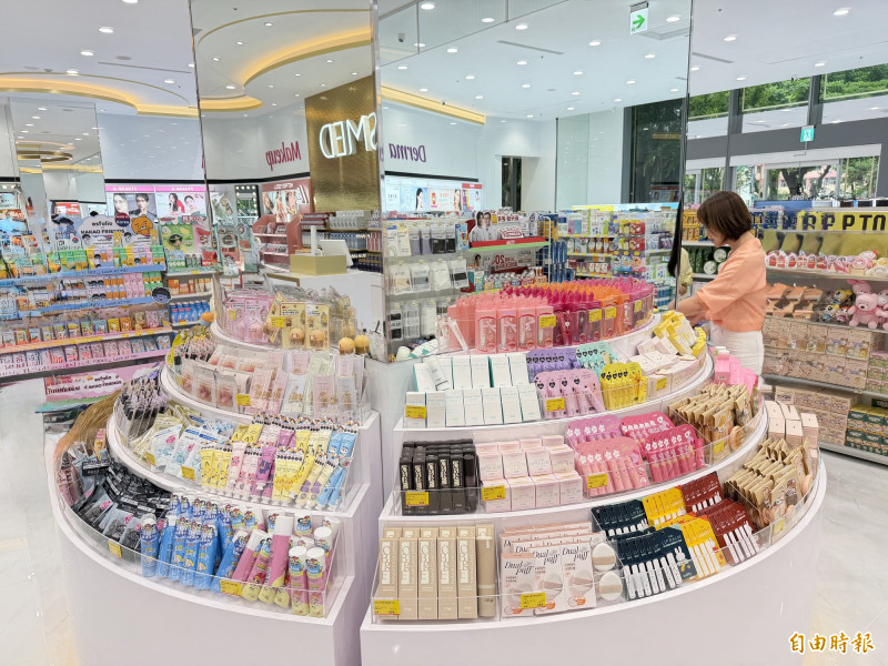 康是美、星巴克600店合體 美妝迷你吧和數字牆超吸睛