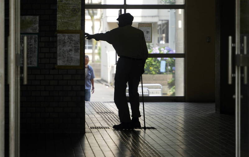 68歲阿公延後領取退休金！突失業找不到工作 結果晚年全涼