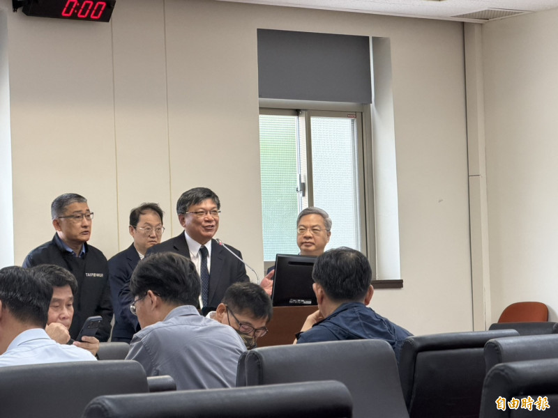 經濟部長龔明鑫（右1）、台電董事長曾文生（右2）。（記者林菁樺攝）