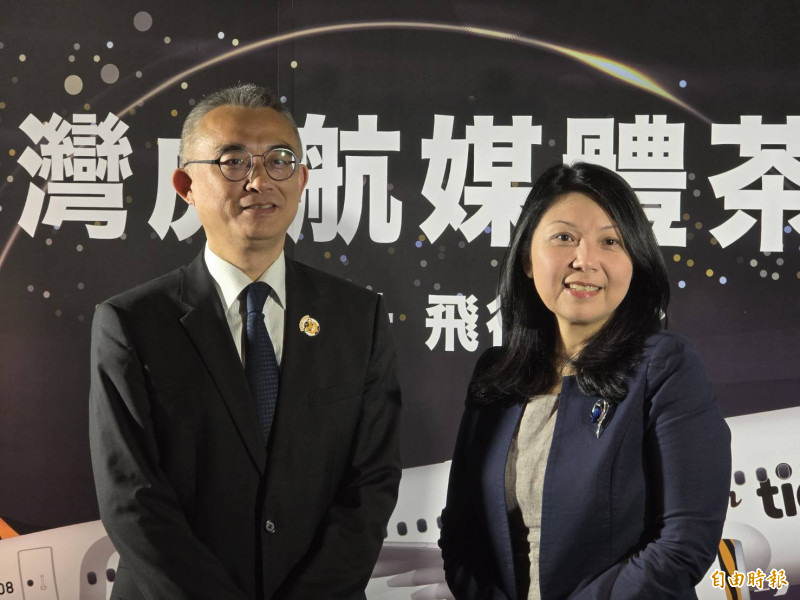 圖右為台虎董事長黃世惠，左為總經理邱彰信。（記者王憶紅攝）