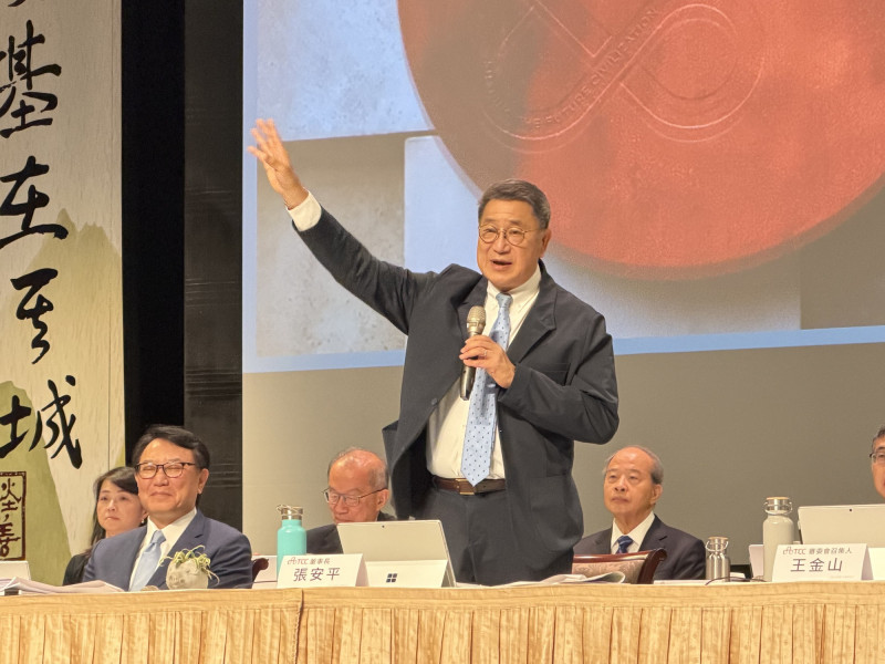 台泥（1101）今天召開股東會，小股東提議更改掛牌類別，張安平表示，「這個建議非常好，但我對這個1101的股號有點取捨」，但在歐洲上市可以考量。（記者楊雅民攝）