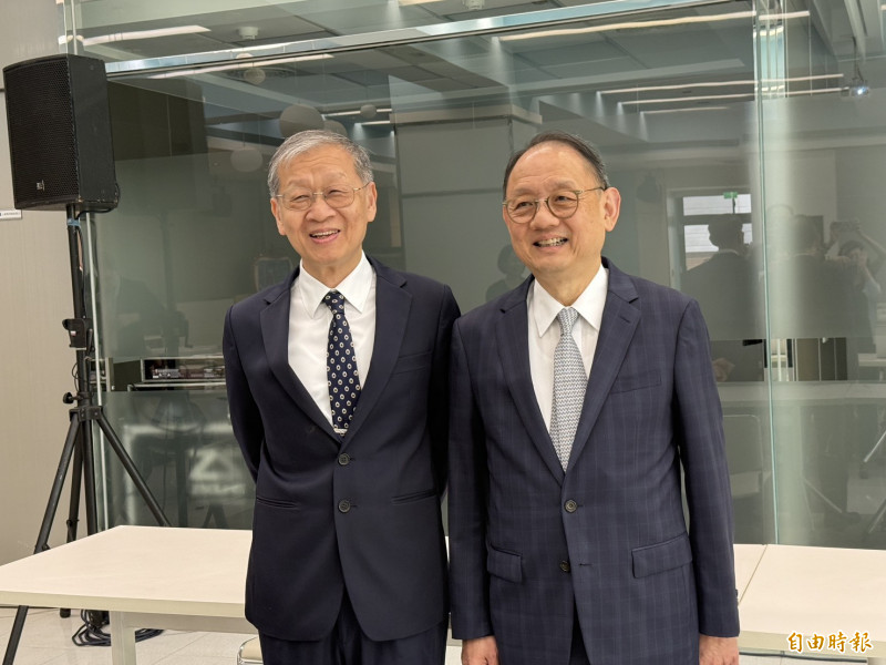 左起為華新麗華執行長王錫欽、董事長焦佑倫。（記者林菁樺攝）