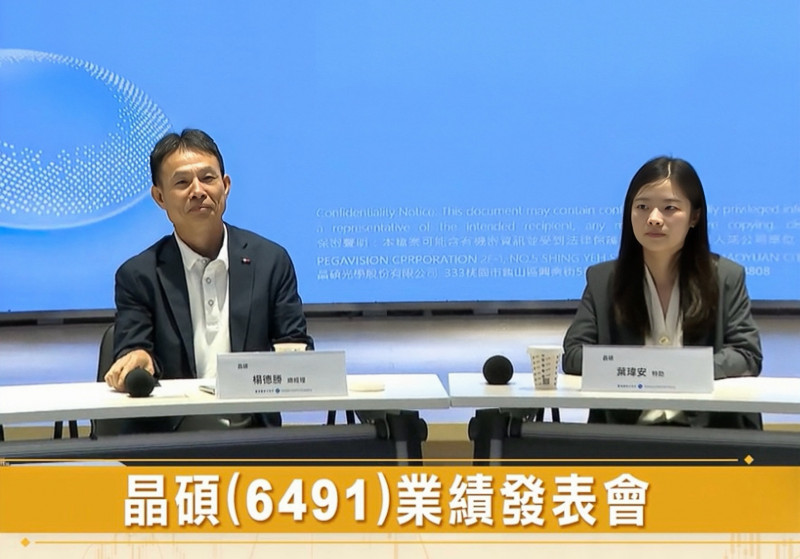 晶碩總經理楊德勝（左起）、特助葉瑋安看好公司長期營運發展。（證交所提供）