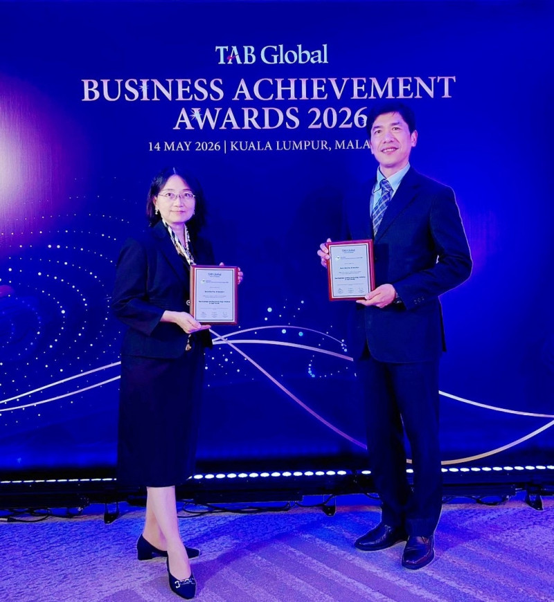 永豐銀行榮獲《The Asian Banker》「亞太最佳商業貸款科技創新」大獎，由法金授信風險管理處處長官怡君（左）、資訊處處長沈志成（右）代表領獎。（永豐銀行提供）
