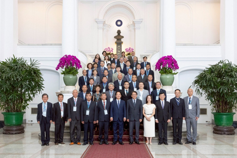 總統賴清德今接見台灣工廠管理輔導與永續發展學會暨中華民國特定工廠聯合會。（總統府提供）