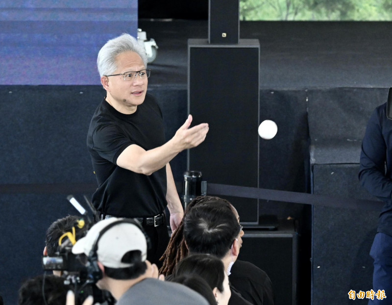 輝達執行長黃仁勳向台北市長蔣萬安喊話需要更多的電力。（記者羅沛德攝）