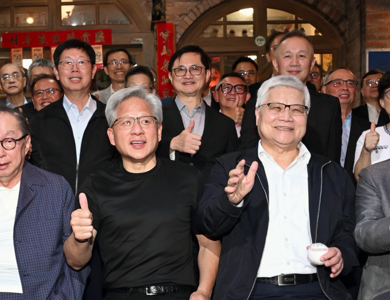 黃仁勳大合照吐一句話  魏哲家聽完猛點頭
