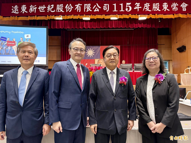 副董事長席家宜（右2）表示，今年上半年營運表現優於預期，綠色產品及美國、日本等海外據點獲利同步成長。（記者方韋傑攝）