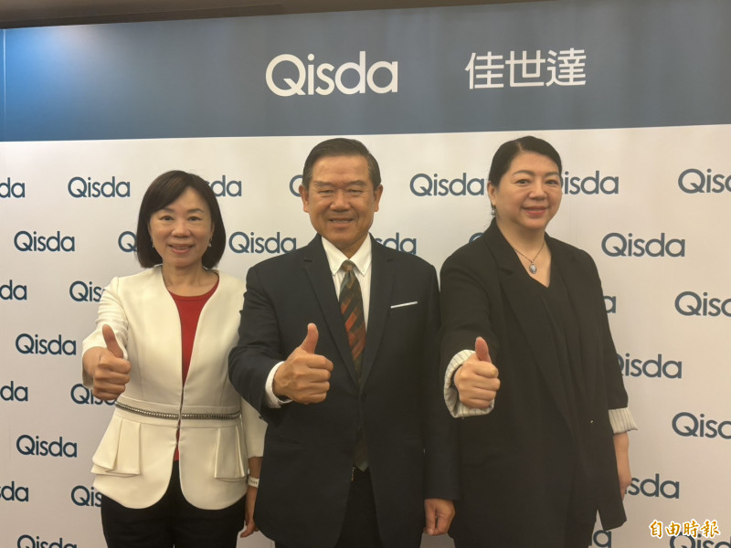 佳世達總經理柯淑芬（右一）入列董事會，董事長陳其宏（中）表示今年將深化AI布局， 強化全球營運動能。（記者陳梅英攝）