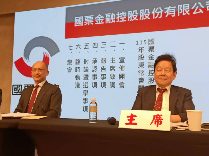 國票金今（29）日舉行股東常會進行董事改選，下午隨即召開首次董事會，選出新任董總。原任董事長魏啟林（右）、總經理陳冠舟（左）正式卸任。（記者李靚慧攝）