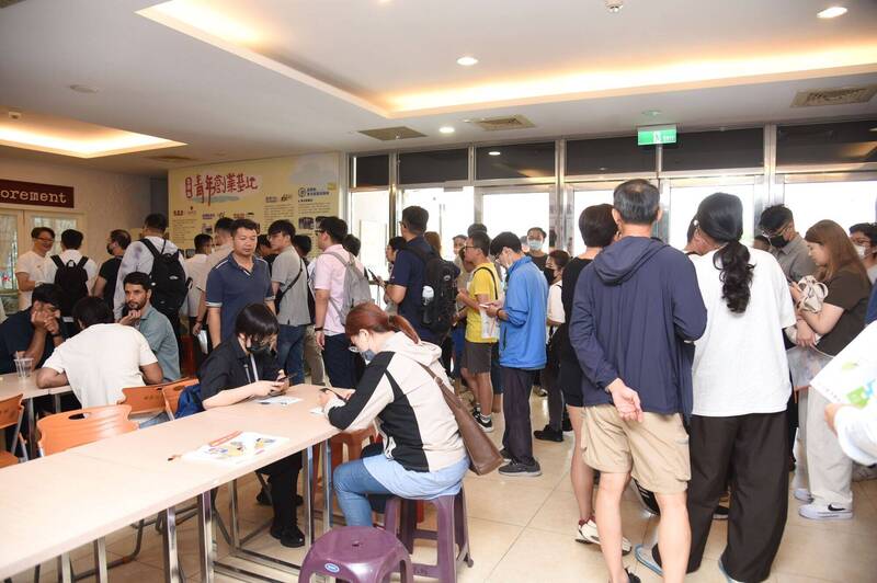 瘋搶科技飯碗!美光苗栗銅鑼廠現場徵才 大排長龍