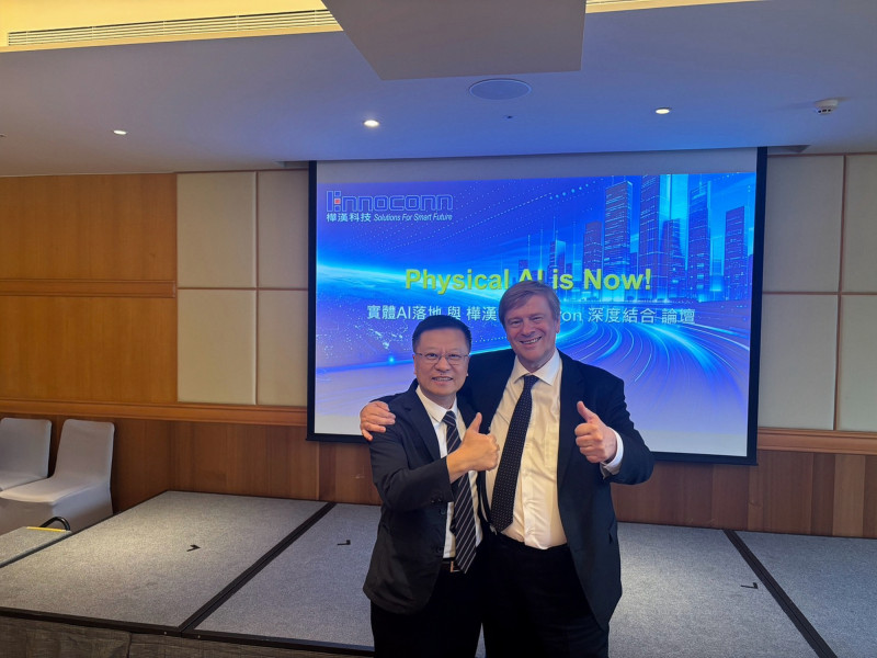 樺漢科技集團今天舉行論壇，董事長朱復銓（左起）與Kontron CEO執行長Hannes Niederhauser看好未來合作。（樺漢提供）