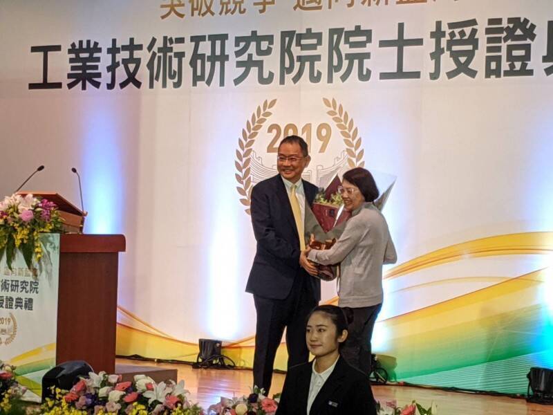焦佑鈞夫婦持股華邦電逾8萬張 市值翻漲達143億元