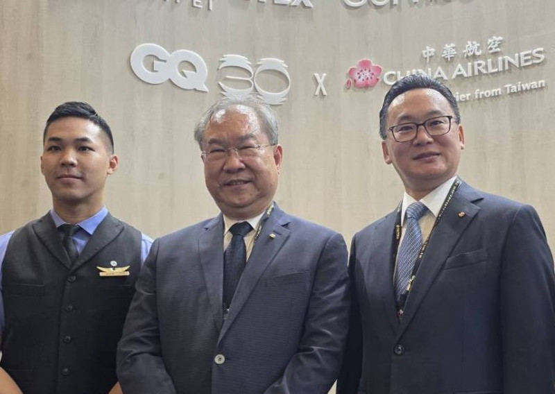 圖中為華航董事長高星潢，右為總經理陳漢銘。（記者王憶紅攝）