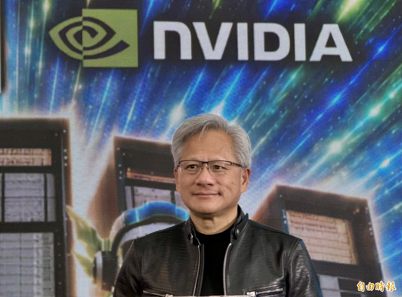 黃仁勳在廣達展位指出，過去六個月來，世界已經徹底改變。（記者方韋傑攝）
