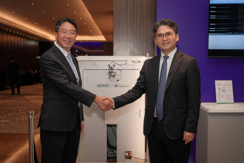 上銀科技董事長卓文恒VS、高通業務副總裁吳南億於HIWIN Panel Load Port × Qualcomm Dragonwing™ Q6機台前合影。（上銀提供）