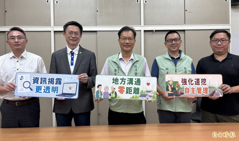 南市經發局副局長蕭富仁（中）說明台南實施太陽光電舉辦地方說明會、道路挖埋電纜的管理比中央加嚴，中華民國太陽光電發電系統商業同業公會榮譽理事長郭軒甫（左二）、大亞綠能協理曹博欽（左一）表示樂於配合。（記者楊金城攝）