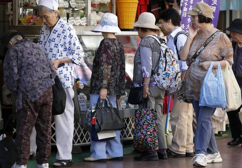 住千萬豪宅、天天喝下午茶！75歲貴婦五年後一刷存摺嚇壞了