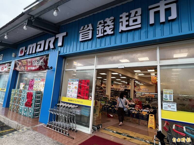 開業1年多開出統一發票1000萬元特別獎，店家在門口張貼紅榜祝賀。（記者黃淑莉攝）