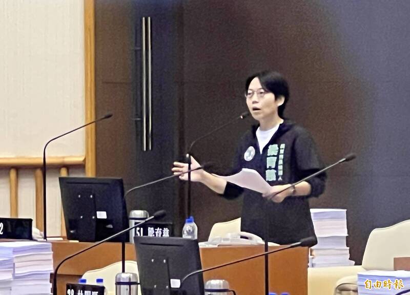 屏東縣議員梁育慈關心屏科等科技產業進駐屏東的進度。（記者羅欣貞攝）