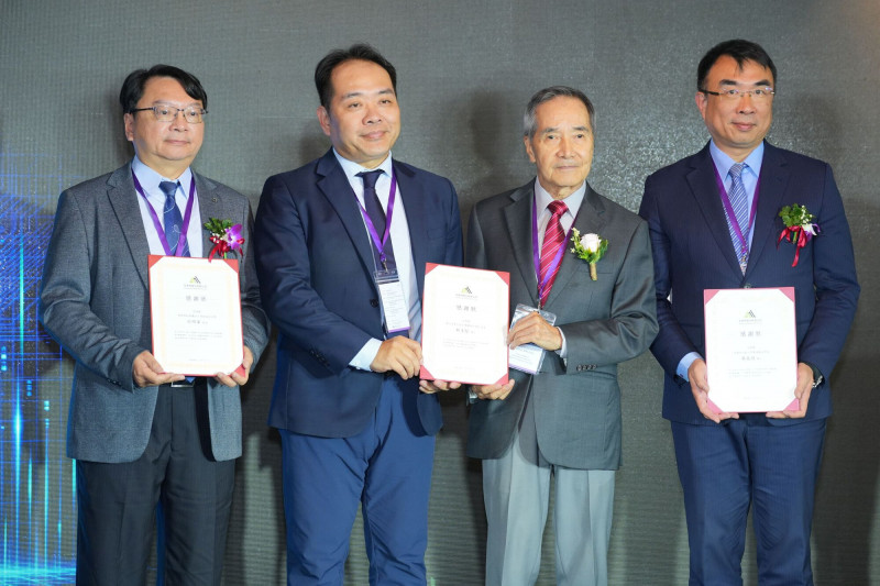 先進材公司創辦人徐惇穎（左2）頒發感謝狀予明新科大校長呂明峯（左1）、清華大學林本堅博士（右2）及美利堅大學蘇義淵博士（右1），感謝3位講者分享半導體產業發展、人才培育及減碳永續等專業觀點。（明新科大提供）